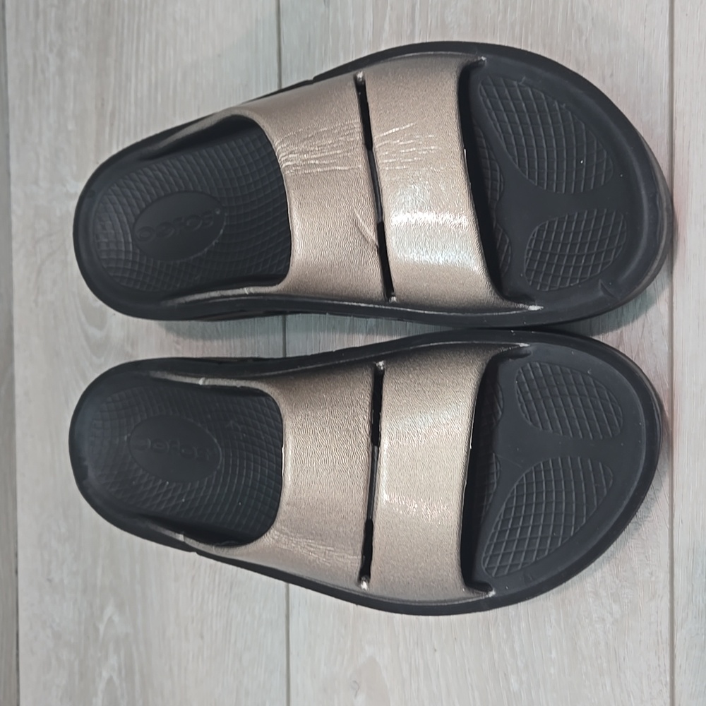 OOFOS Metallic Silver Slide Clogs - Picture 3 of 11